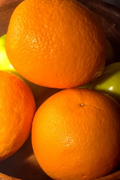 portakal ve elma bir ahşap kase