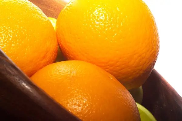 portakal ve elma bir ahşap kase