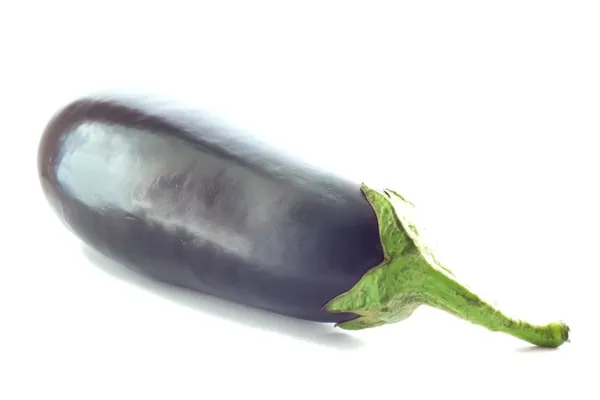 Beyaz arka planda patlıcan