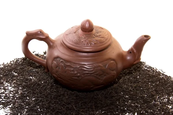 çay dökülmesini üzerinde kahverengi kil su ısıtıcısı