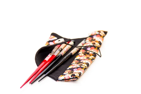 yemek çubukları ve beyaz zemin üzerine peçete