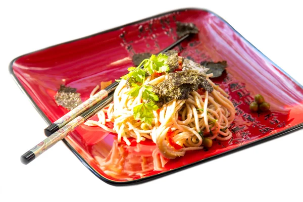 soba noodle bir plaka üzerinde