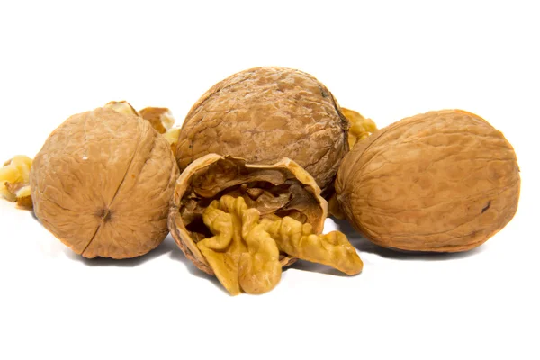 beyaz arkaplanda cevizler