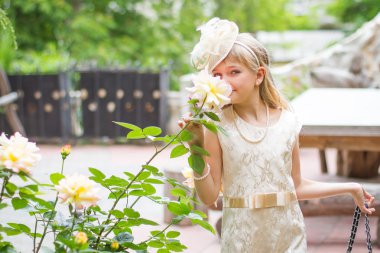 Gül desenli çok güzel kız