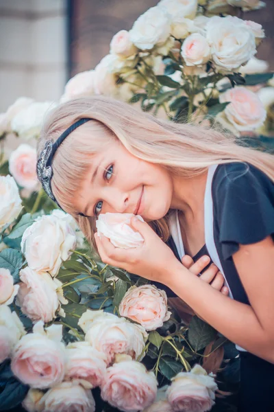 Adorable fille avec rose — Photo