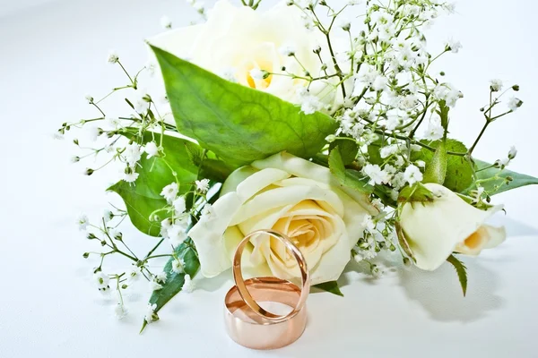 Bouquet da sposa e fedi nuziali Immagine Stock