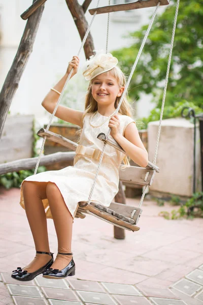 Petite fille sur Teeter-totter Image En Vente