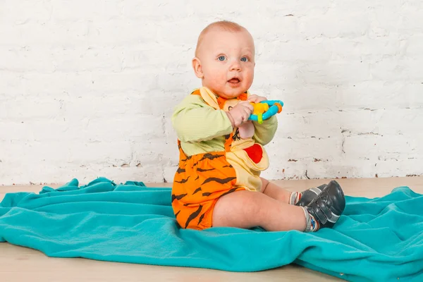 一个婴儿在老虎套装 — 图库照片