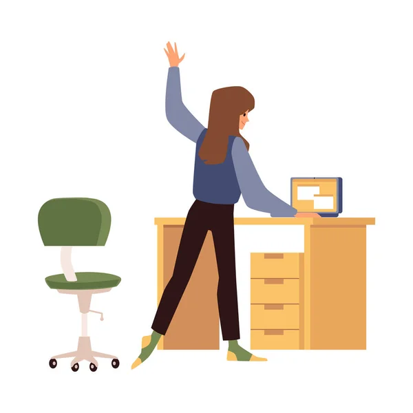 Mulher trabalha de pé e estende o corpo na frente do laptop - ilustração vetorial plana isolada no fundo branco. —  Vetores de Stock