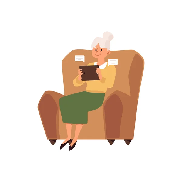 Mujer mayor sentada en la silla usando tableta, ilustración vectorial plana. — Vector de stock