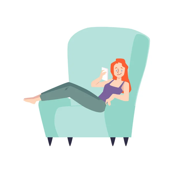 Kobieta odpoczywająca w fotelu i surfingu Internet, płaski wektor ilustracji odizolowany. — Wektor stockowy