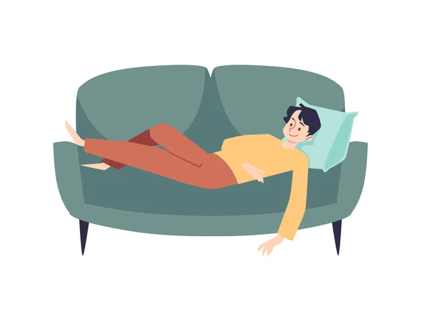 Чоловік розслабляється на дивані — стоковий вектор