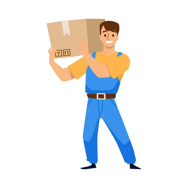 Lächelnd hält er einen Karton auf seiner Schulter. Lagerarbeiter liefern Paketfracht, Zeichentrickvektorillustration. — Stockvektor
