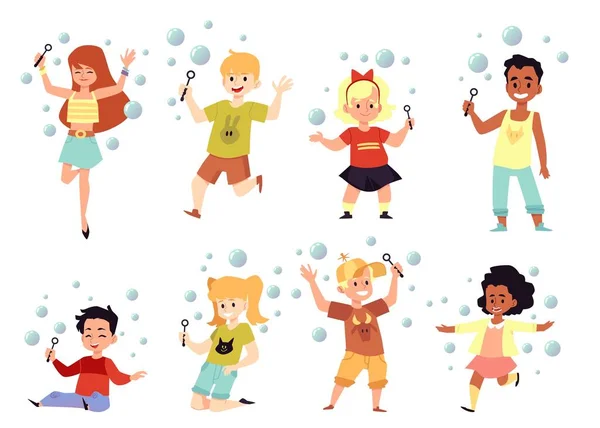 Boldog vicces gyerekek játszanak szappanbuborékokkal nyáron. Set vektor lapos rajzfilm karakter illusztrációk elszigetelt fehér háttér. — Stock Vector