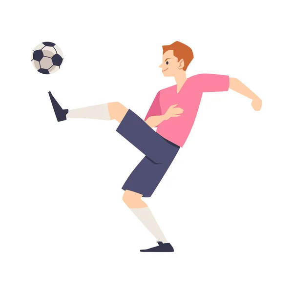 Fußballer männlicher Charakter kickt Ball, flache Vektorabbildung isoliert. — Stockvektor