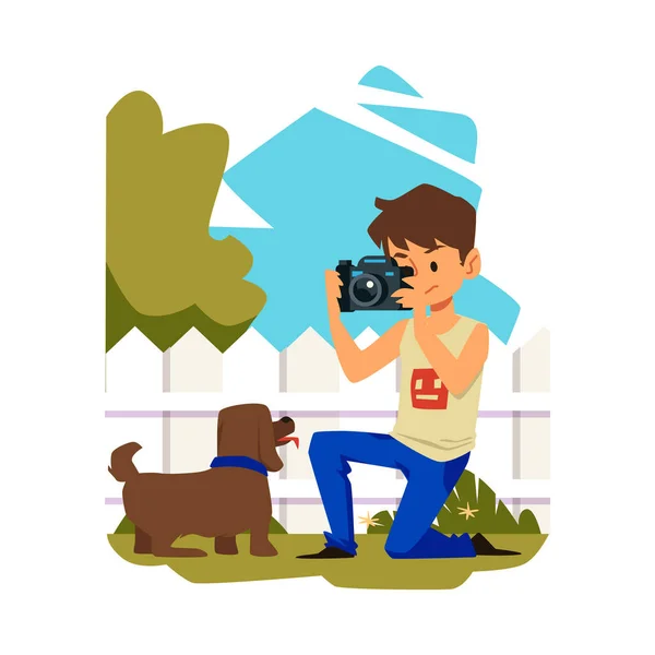 Niño con cámara fotografiando perro en el patio trasero, ilustración vectorial plana aislada sobre fondo blanco. — Archivo Imágenes Vectoriales