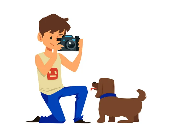 Lindo niño fotografiando perro con cámara profesional, ilustración vectorial plana aislada sobre fondo blanco. — Archivo Imágenes Vectoriales