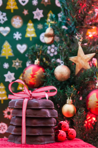 Kerstkoekjes en kerstboom — Stockfoto