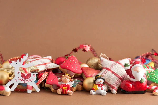 Galletas y decoraciones navideñas —  Fotos de Stock