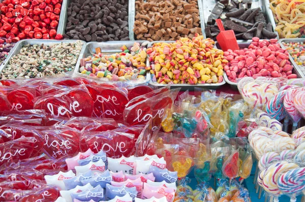 Mezcla de caramelos de gelatina y piruletas — Foto de Stock