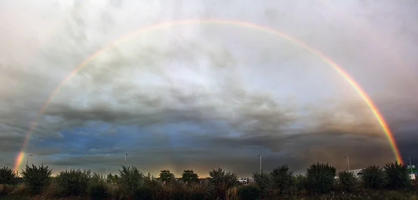 Tormenta y arco iris - condiciones meteorológicas adversas - Stok İmaj