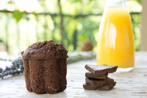 Chocolate muffin and orange juice — Stock Photo, Image