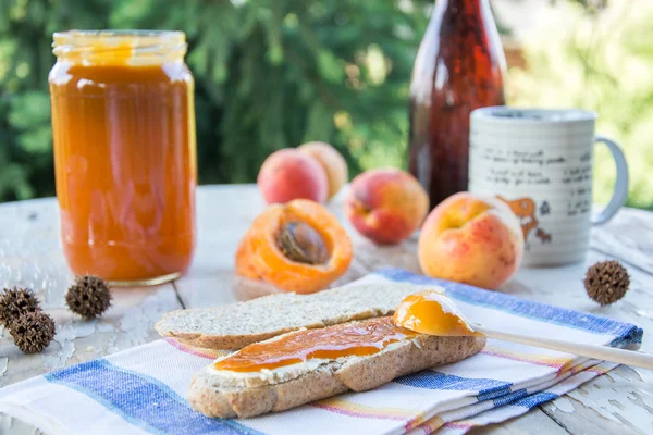 Outdoor breakfast with apricot jam and marmalade — Stock Photo, Image