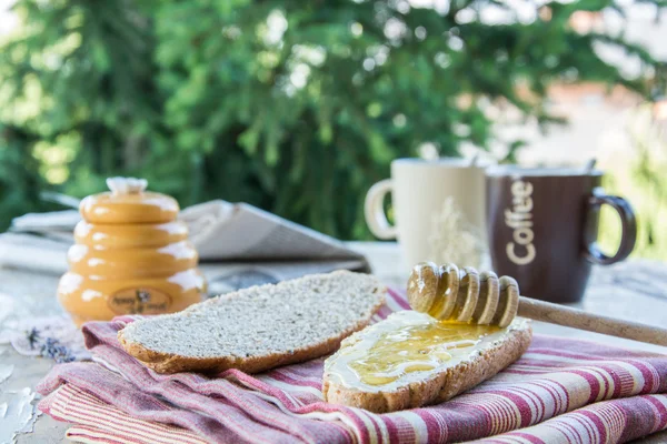 Завтрак на открытом воздухе с медом — стоковое фото