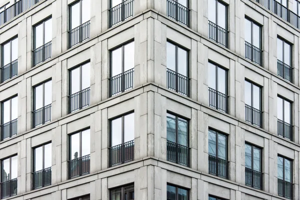 Куточок сучасної будівлі зі скляними вікнами — стокове фото
