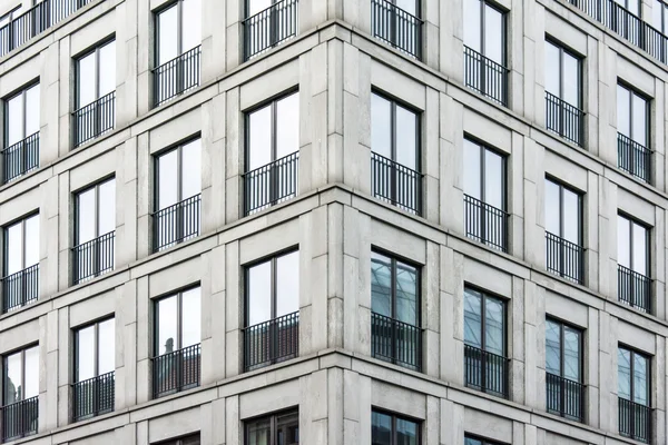 Ecke des modernen Gebäudes mit Glasfenstern Stockbild