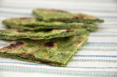 Ispanaklı Hint ekmek naan