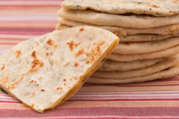 Mix různých indických chlebů - naan — Stock fotografie