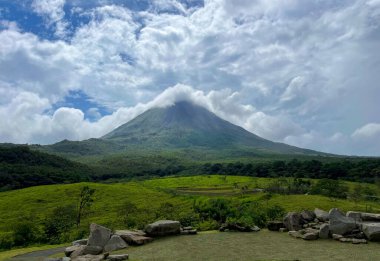 Arenal Volcano (Volcn Arenal), Kosta Rika 'nın kuzeybatısında, Alajuela, San Carlos kantonu ve La Fortuna ilçesinde faal bir stratovolcano.. 