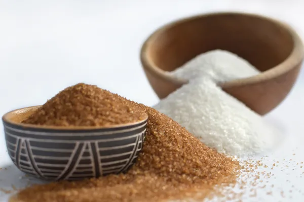 Açúcar mascavo vs. branco. Duas variantes de açúcar em taças . — Fotografia de Stock