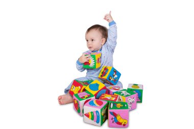 yumuşak küpleri ile erkek bebek