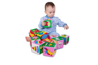 yumuşak küpleri ile erkek bebek