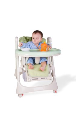 çocuk oturma masada yemek yiyor