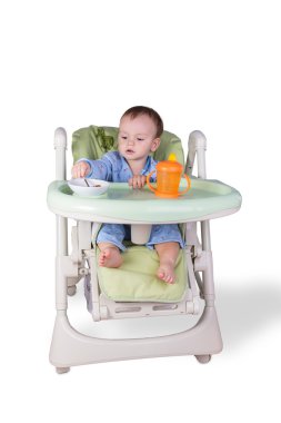 çocuk oturma masada yemek yiyor