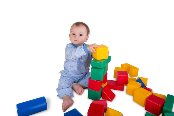 Ребенок с пластиковыми блоками и кубиками — стоковое фото