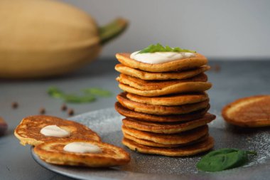 Beton bir yüzeydeki malzemelerin arasında ekşi kremayla ezilmiş krep. Kızarmış kabaklı gözleme..