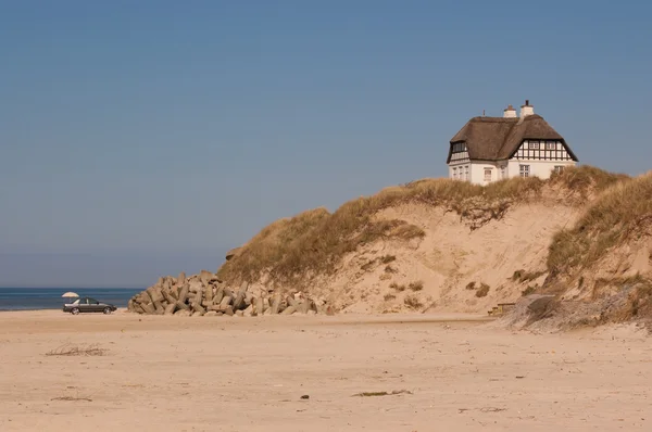 Strandhuis op heuvel — Stockfoto