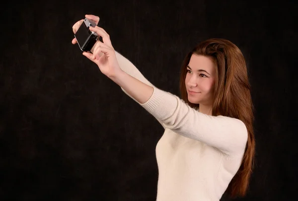 Joven hermosa mujer tomando una foto de sí misma — Foto de Stock
