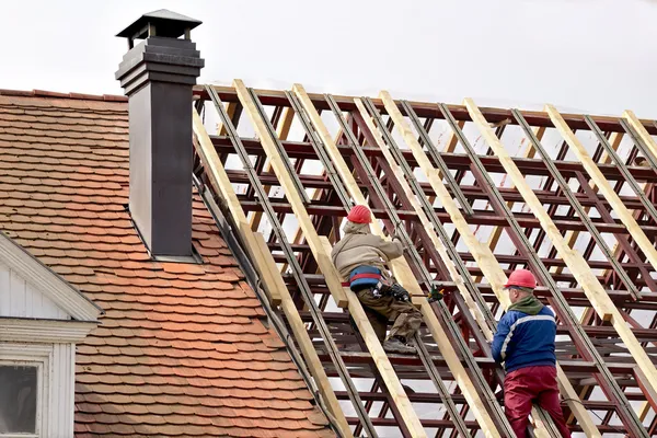Arbeiter auf dem Dach Stockbild