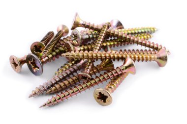 beyaz zemin üzerinde ağaç vidaları yığını