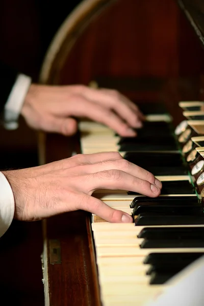 Male hands playing on piano — Stock Photo, Image