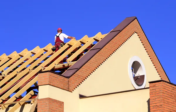 Man aan het werk op het nieuwe dak — Stockfoto