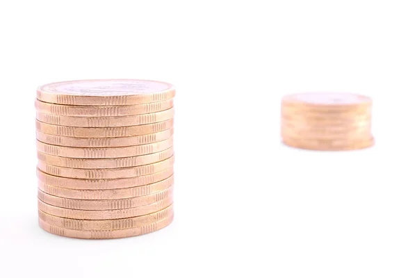 2 つのコインは、白で隔離される塔 — ストック写真