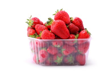 taze çilek beyaz zemin üzerine plastik kutu