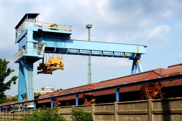 Stor industrikran til fragtcontainere - Stock-foto