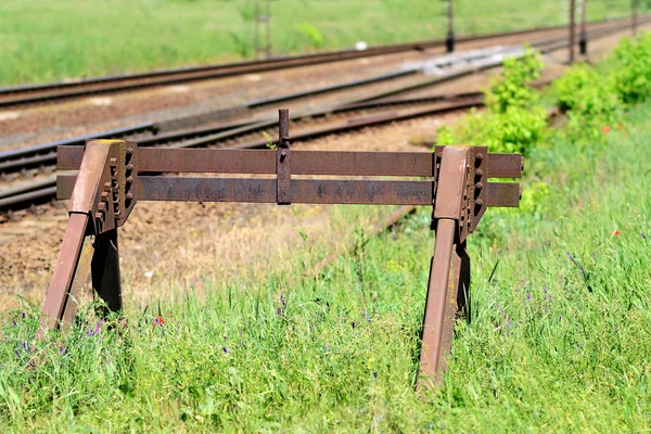 Roestige buffer stopt aan het einde van een track-spoorweg — Stockfoto